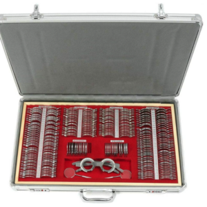 Lentes para prueba. Caja con mesa o estantivo conteniendo: 34 pares o más de esferas positivas y negativas (c/u desde +- 0.12 hasta +/- 20 dioptrías). 16 pares o más de cilindros positivos y negativos (c/u de +/- 0.25 +/- 6 diotrías) y 10 ó más prismas lentes.